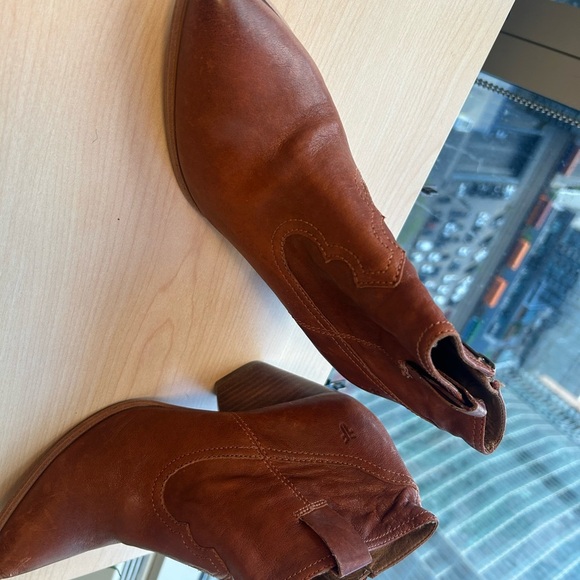 Frye 8 “Raina” in Cognac NEWER worn once— heel tag still in. Classic and quality - Picture 8 of 12